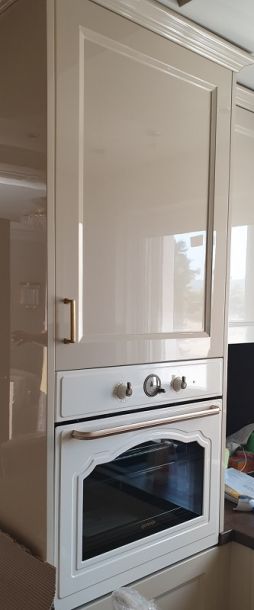 Μπεζ γυαλιστερή κουζίνα